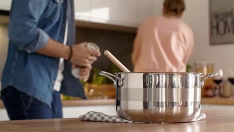 Der-Topf-Mit-Heißer-Suppe-Und-Paar-Im-Hintergrund