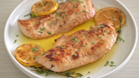 pollo a la parrilla con mantequilla, limón y ajo