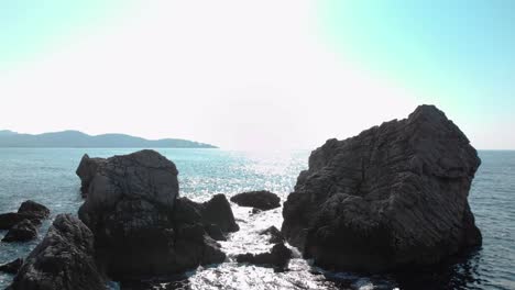 해변-1에 가까운 바다 바위의 낮은 드론 샷
