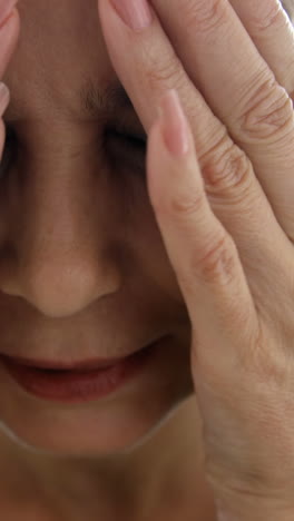 mujer con dolor de cabeza