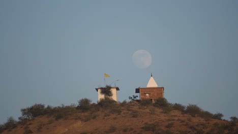 Un-Templo-Hindú-En-La-Cima-De-Una-Colina-Con-La-Luna-De-Fondo-En-Un-Pueblo-De-La-India