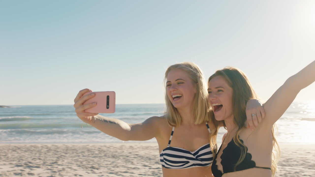 le migliori amiche si fanno una selfie sulla spiaggia usando lo smartphone ragazze adolescenti che condividono le vacanze estive godendosi l'estate in riva al mare