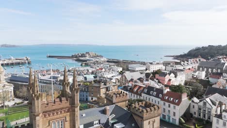 Vuelo-Bajo-Sobre-Elizabeth-College-St-Peter-Port-Guernsey-Sobre-El-Puerto-Hasta-El-Castillo-De-Cornet-Con-Vistas-De-Jethou-En-Un-Día-Claro-Y-Brillante