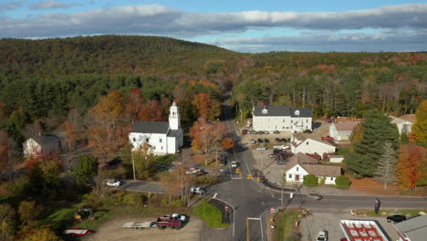 Hermosa-Vista-De-ángulo-Alto-De-La-Ciudad-Rural-De-Pownal,-Maine-Con-Bradbury-Mountain-En-El-Fondo