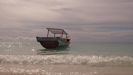 Un-Pequeño-Bote-En-La-Isla-Tropical