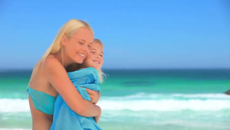 Frau-Trocknet-Ihre-Tochter-Nach-Dem-Schwimmen