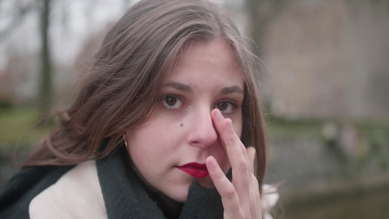 슬픈 표정으로 카메라를 바라보는 아름다운 금발 소녀