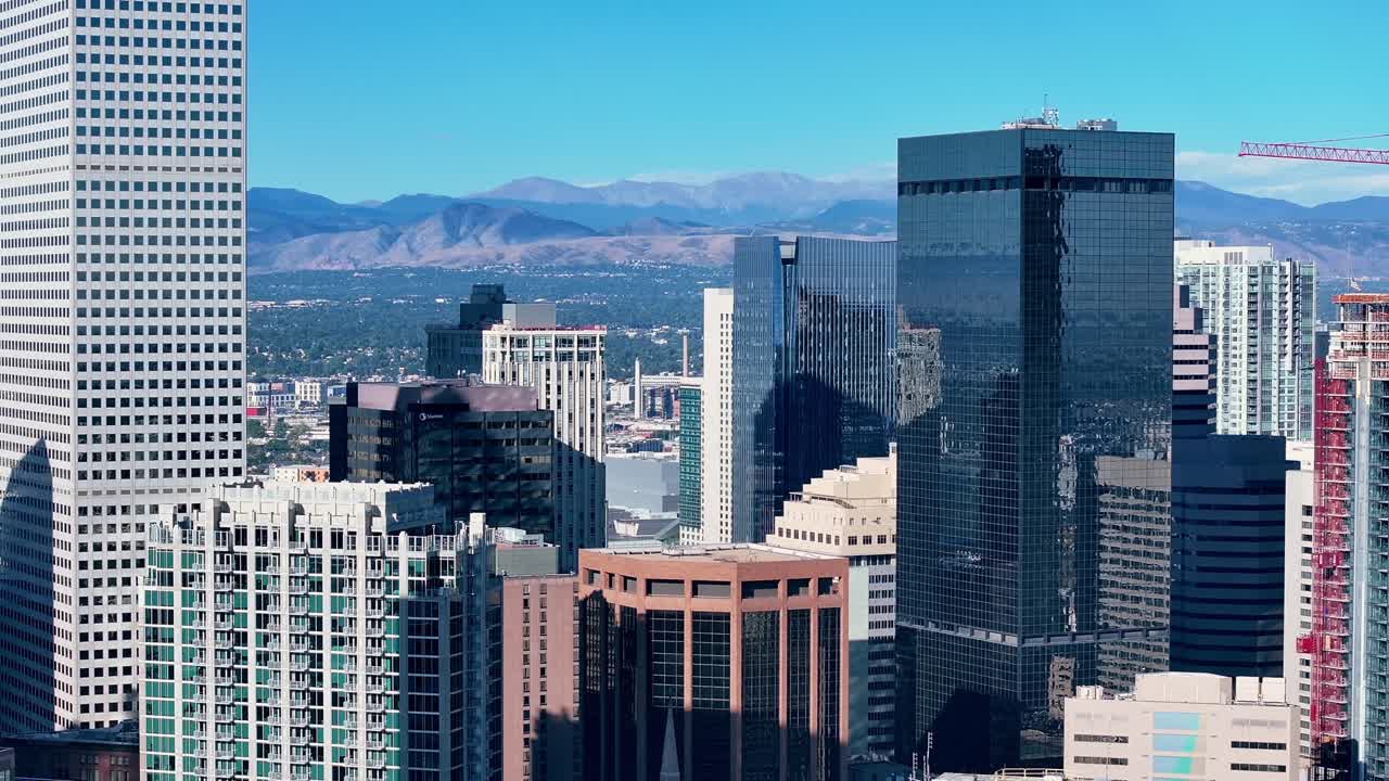 Veduta Aerea di Mezzogiorno sullo Skyline e gli Isolati di Denver, il Drone si Inclinana verso il Basso lungo gli Edifici Blu Riflettenti, Colorado, USA