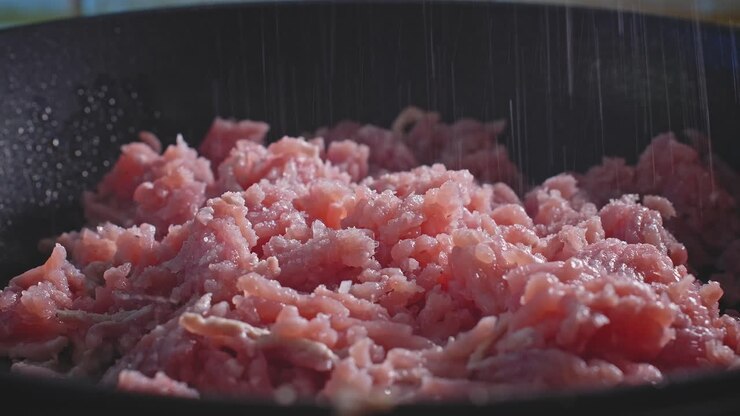 Daging Kalkun Giling Ditaburi Garam dan Rempah-rempah Saat Dimasak