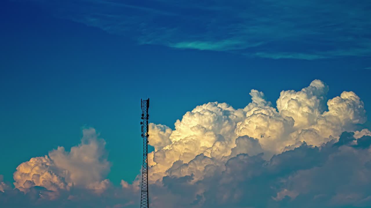 낮에 파란 하늘을 배경으로 지나가는  ⁇  구름과 함께 레이더 안테나의  ⁇