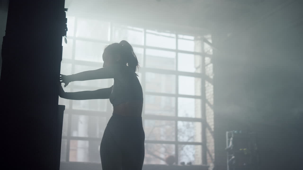 운동선수 가 벽 에 손 을  ⁇ 고 있다. 운동 전 에 어깨 를 따뜻 하게 하는 여자