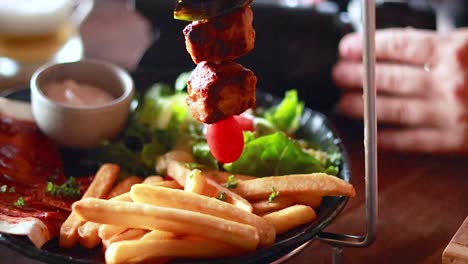 delicioso pollo a la parrilla con papas fritas y ensalada