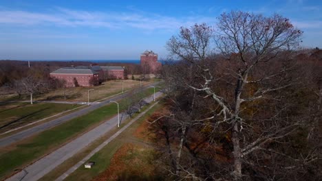 Una-Vista-Aérea-Del-Centro-Psiquiátrico-Abandonado-Kings-Park-En-Un-Día-Soleado-En-Long-Island,-Nueva-York