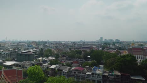 Toma-De-Paisaje-Urbano-De-4k-De-Una-Vista-Panorámica-De-Bangkok,-Tailandia-En-Un-Día-Soleado,-Desde-La-Parte-Superior-Del-Templo-Del-Monte-Dorado