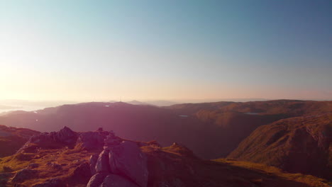 Wunderschöne-Berge-Und-Landschaft-Im-Sonnenuntergang---Luftaufnahme-4k