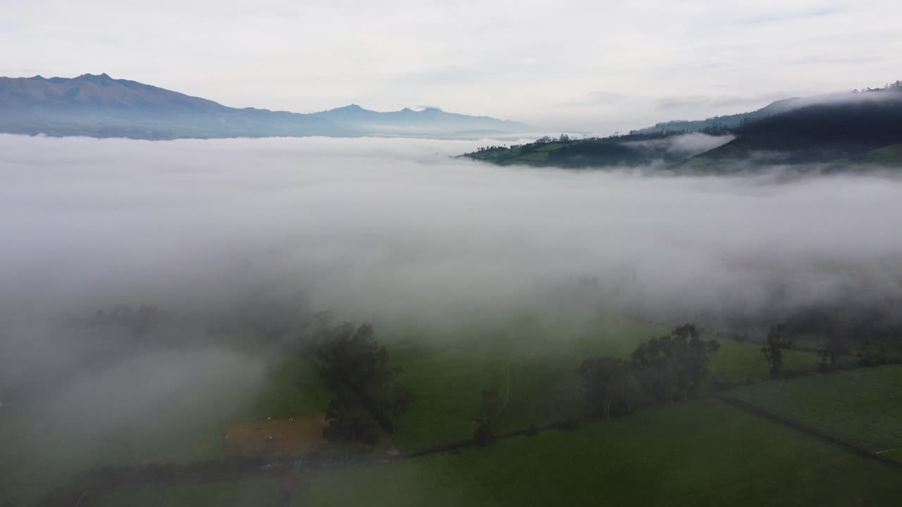 에도르의 네블리나, 피친차스, 마차치 지역에서 산과 독특한 풍경을 가진 시골을 날아다니는 영화적인 항공 드론 클립