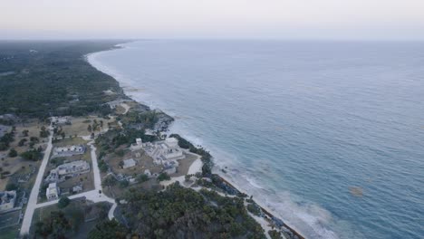 Toma-Aérea-De-Drones-Giratorios-De-Las-Ruinas-Mayas-En-La-Playa-De-Tulum-Con-Una-Maravillosa-Vista-Del-Mar-Y-El-Paisaje-Con-árboles-Y-Rocas-4k-Imágenes