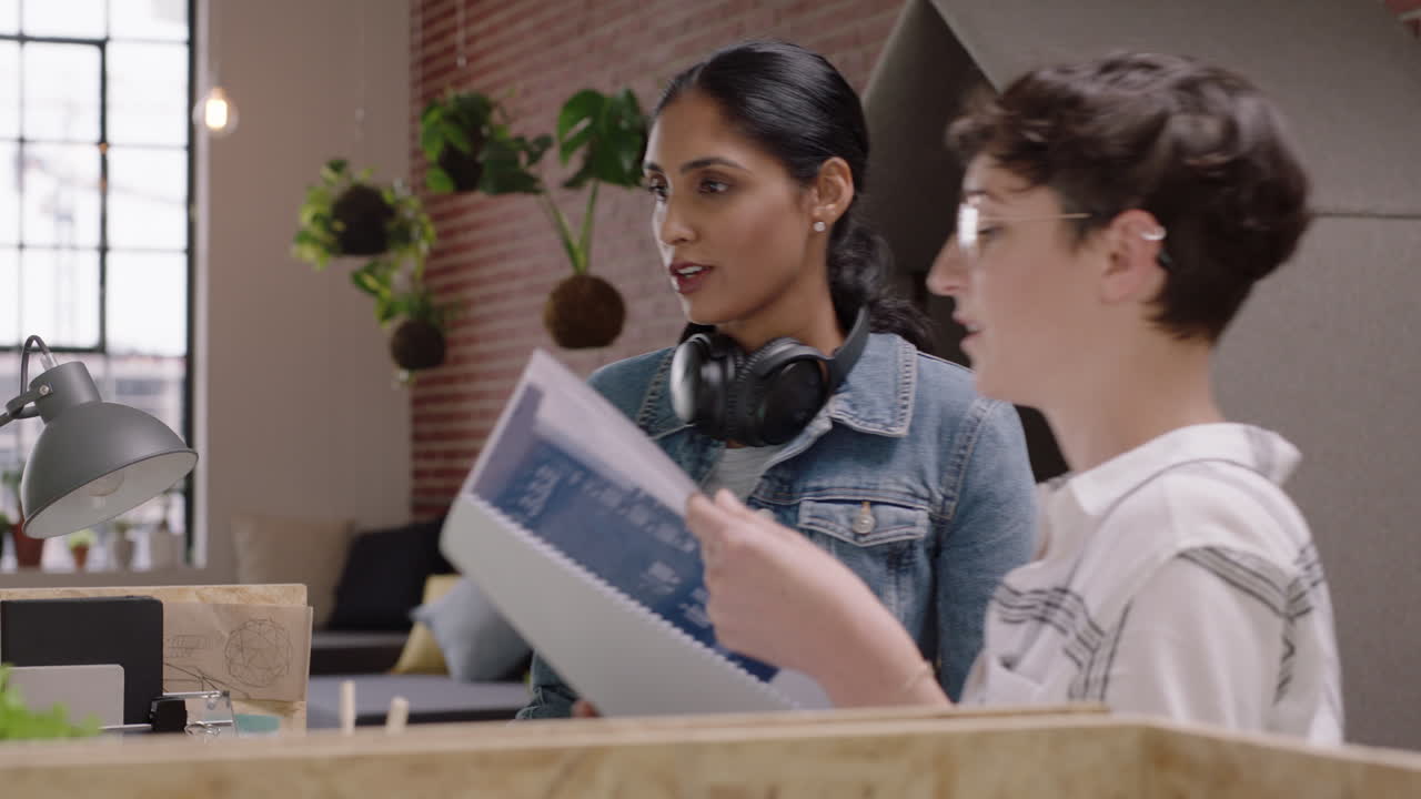 jóvenes mujeres de negocios arquitectos de lluvia de ideas trabajando juntos mostrando planes de arquitectura en la pantalla de la computadora mujeres ingenieras colaborando compartiendo ideas de diseño disfrutando de proyectos de desarrollo creativo