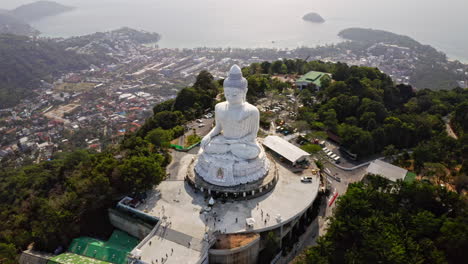 drone alejándose de la gran estatua de buddha phuket, plano aéreo amplio