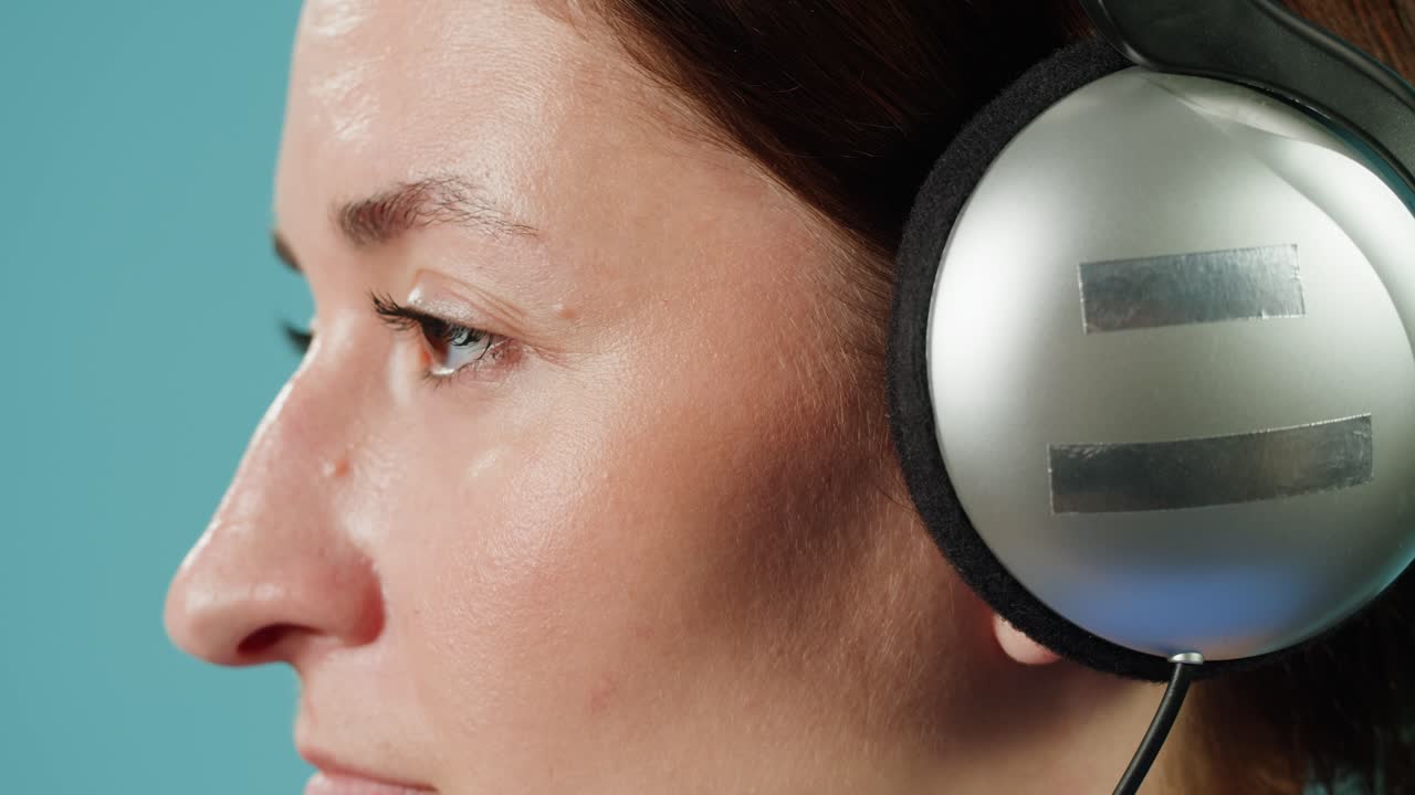 헤드폰을 착용한 여자