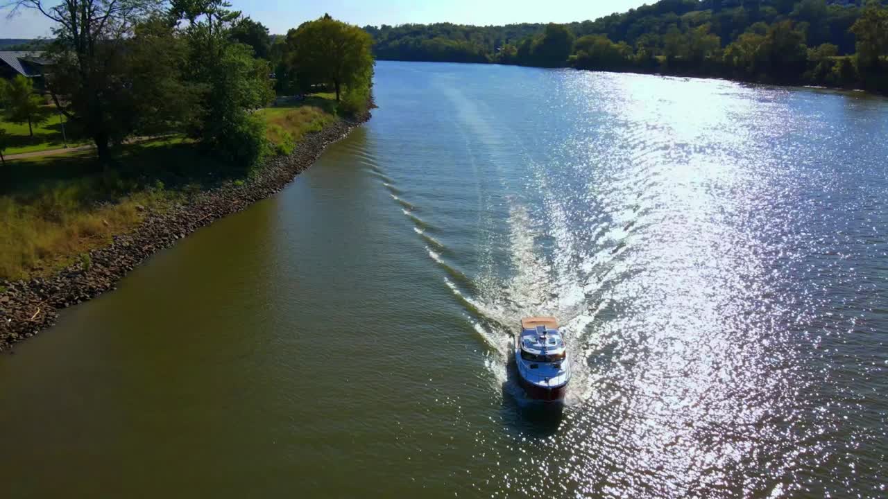 Veduta aerea frontale di un motoscafo sul fiume Cumberland
