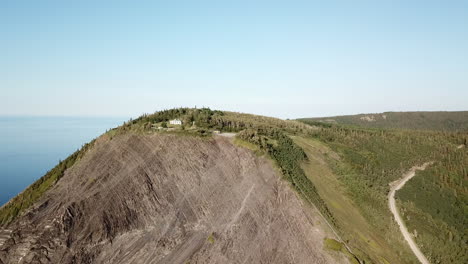 Mont-St-Pierre-Dorf-In-Gaspesie,-Quebec,-Kanada,-Luftaufnahmen