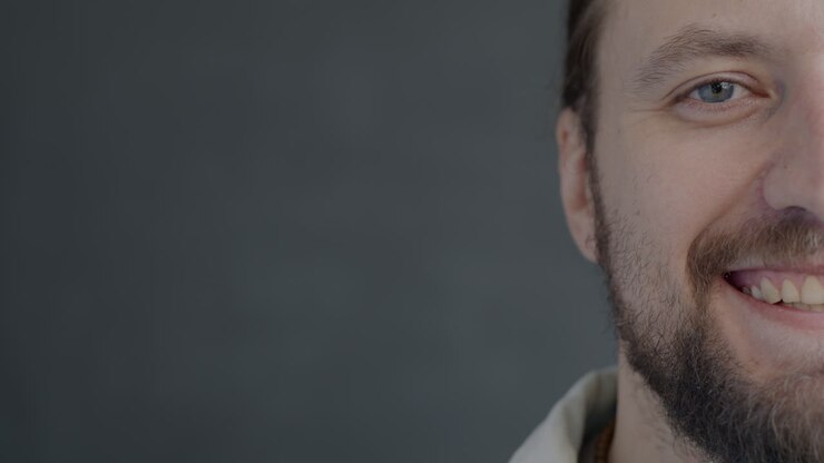 Profilo di uomo sorridente