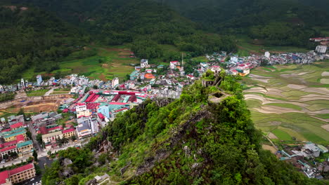 vista aérea de la aldea de dong van en vietnam, tomada por un avión no tripulado