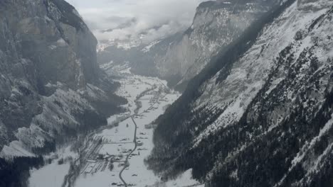 antena de drones de lauterbrunnen rodeada por la montaña eiger en los alpes suizos