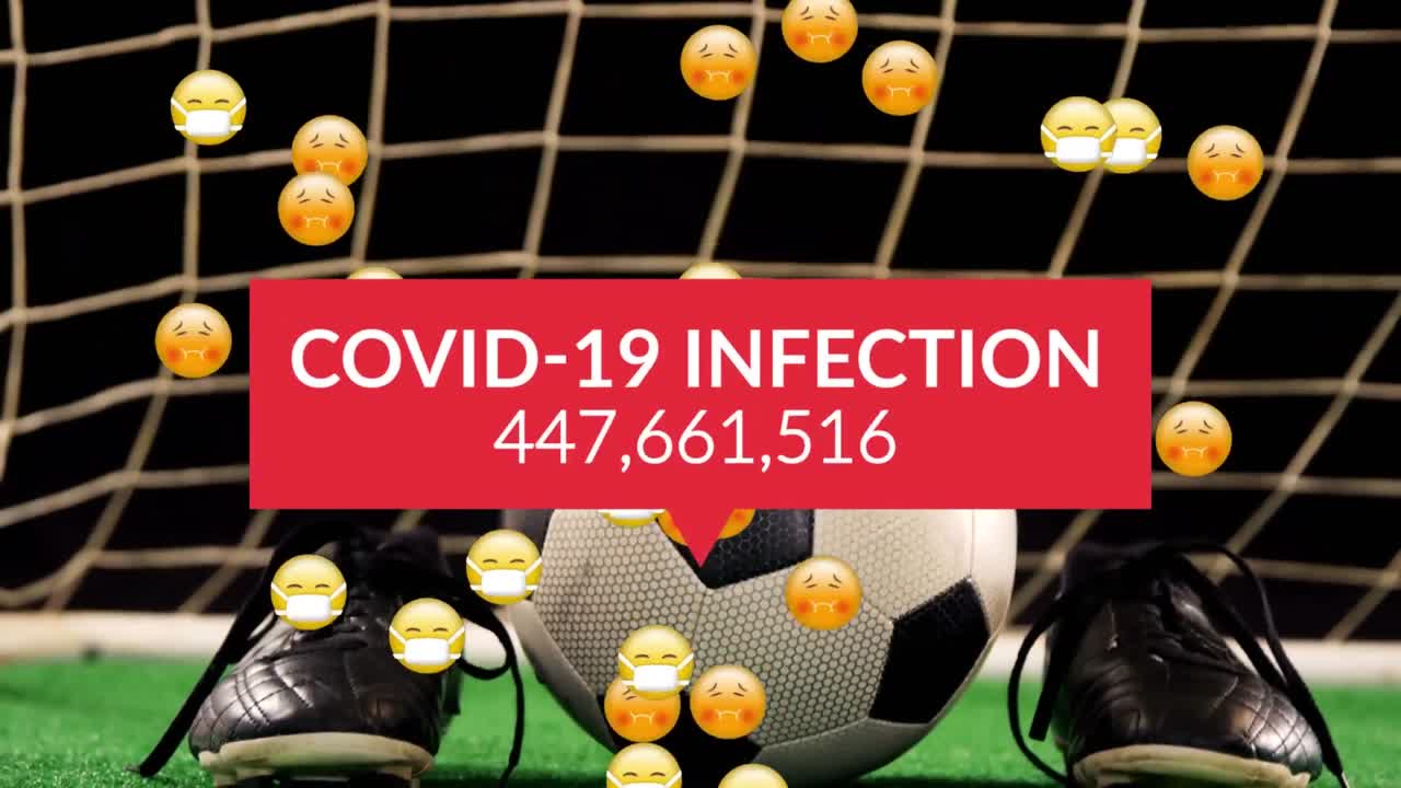 animación de infecciones de covid 19 texto sobre emojis enfermos cayendo y pelota de fútbol