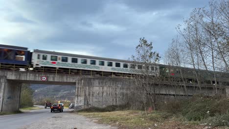 Concepto-Ferroviario-Y-Tren-Que-Pasa-En-El-Bosque-Pueblo-Rural-Clima-Vehículo-Conducción-Paso-Subterráneo-Camino-El-Concepto-De-Viaje-Experiencia-De-Viaje-Atracción-Turística-La-Gente-Local-Vida-Irán-Agricultura-Arroz