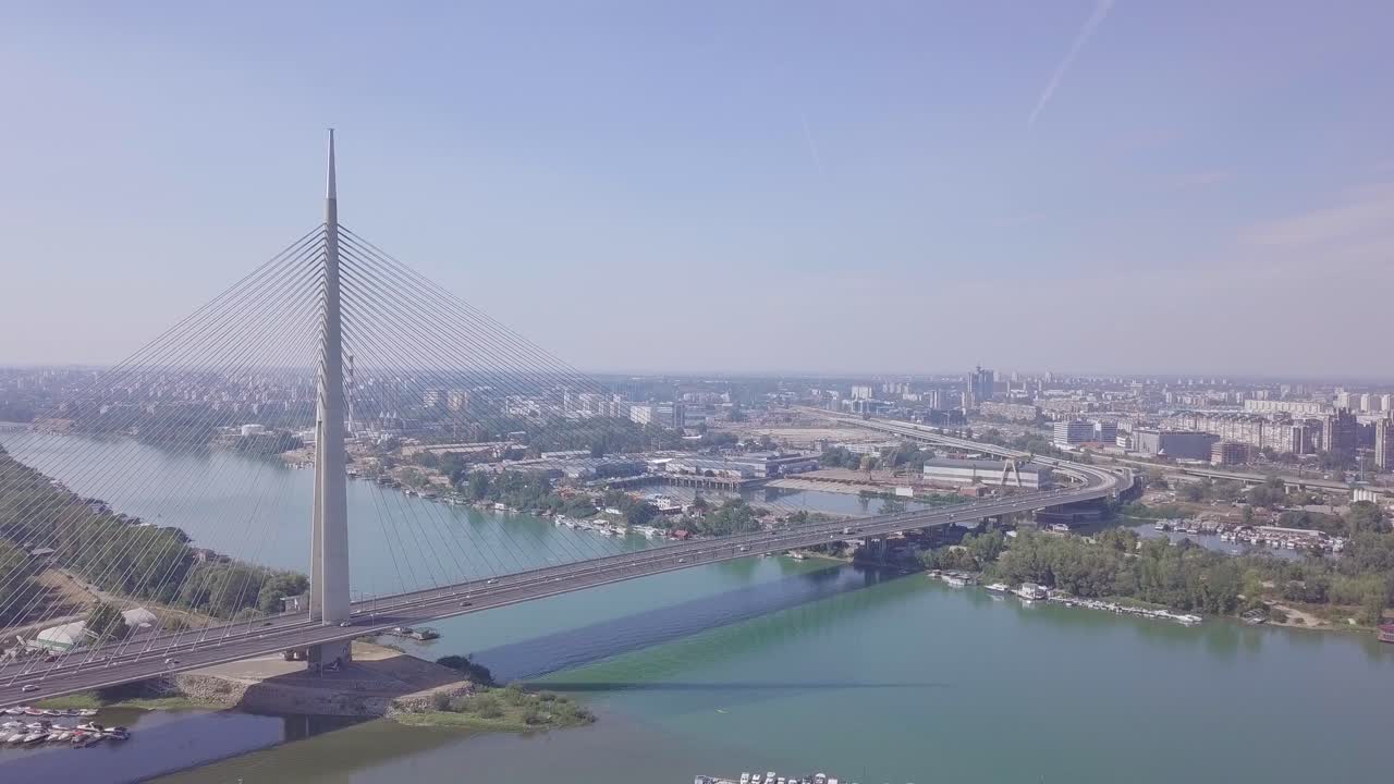 tomada estática de 4k del puente ada en belgrado y el lago sava