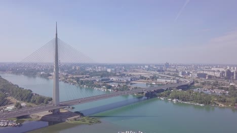 Toma-Estática-De-4k-Del-Puente-Ada-En-Belgrado-Y-El-Lago-Sava