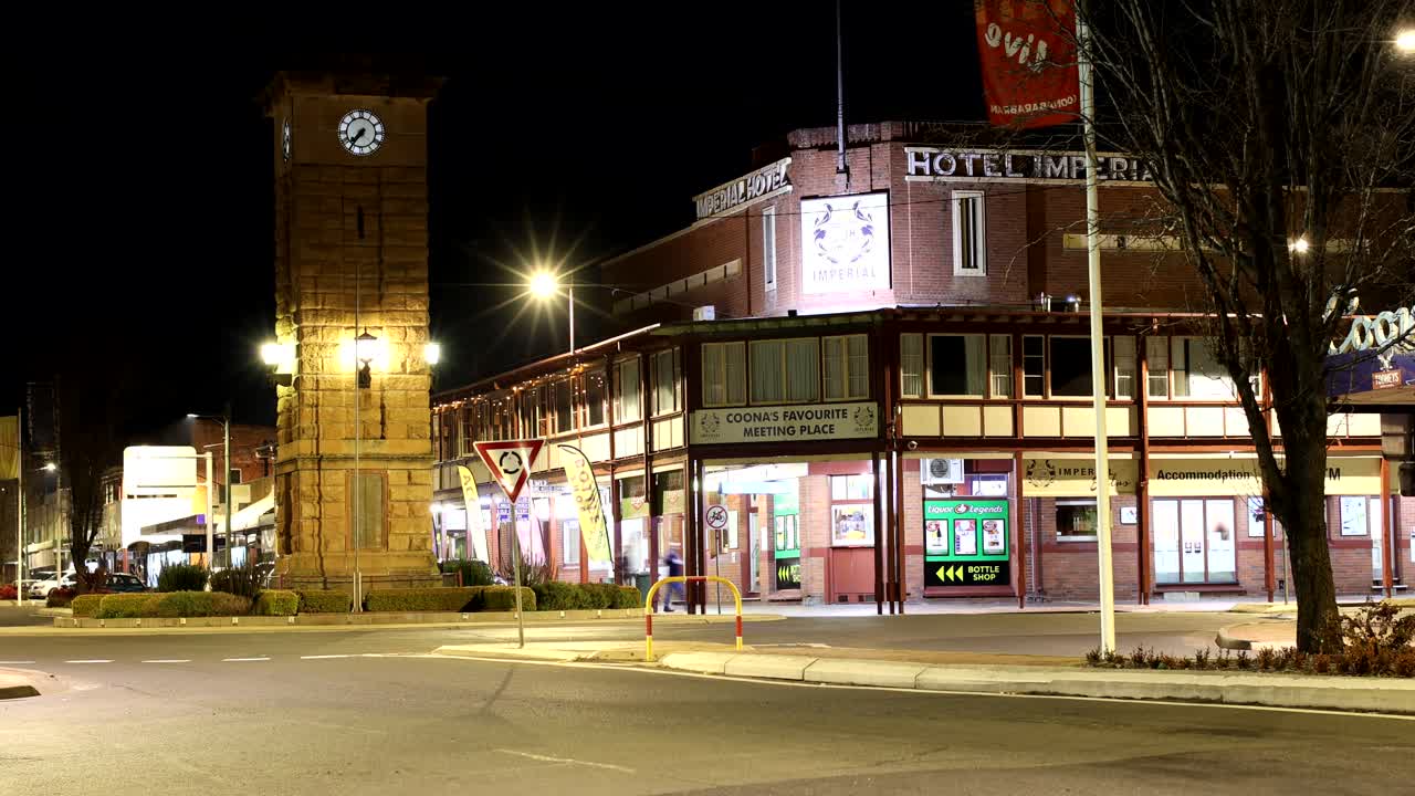 밤에 교통과 보행자의 타임 라프스