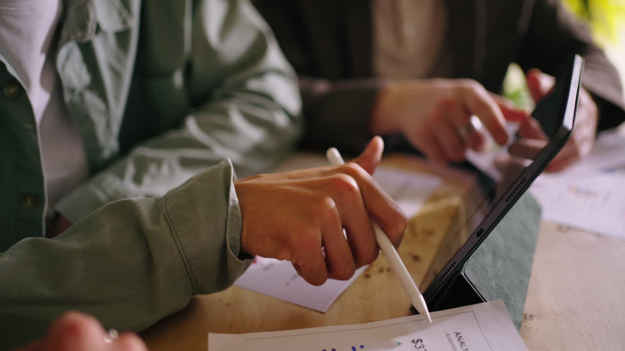 사업가 들 이 태블릿 에 있는 차트 에 대해 논의 하고 있다