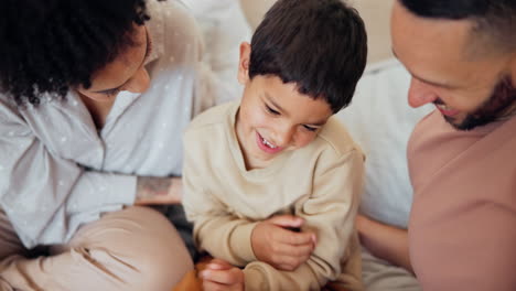 Feliz,-Dormitorio-Y-Padres-Haciéndole-Cosquillas-Al-Niño