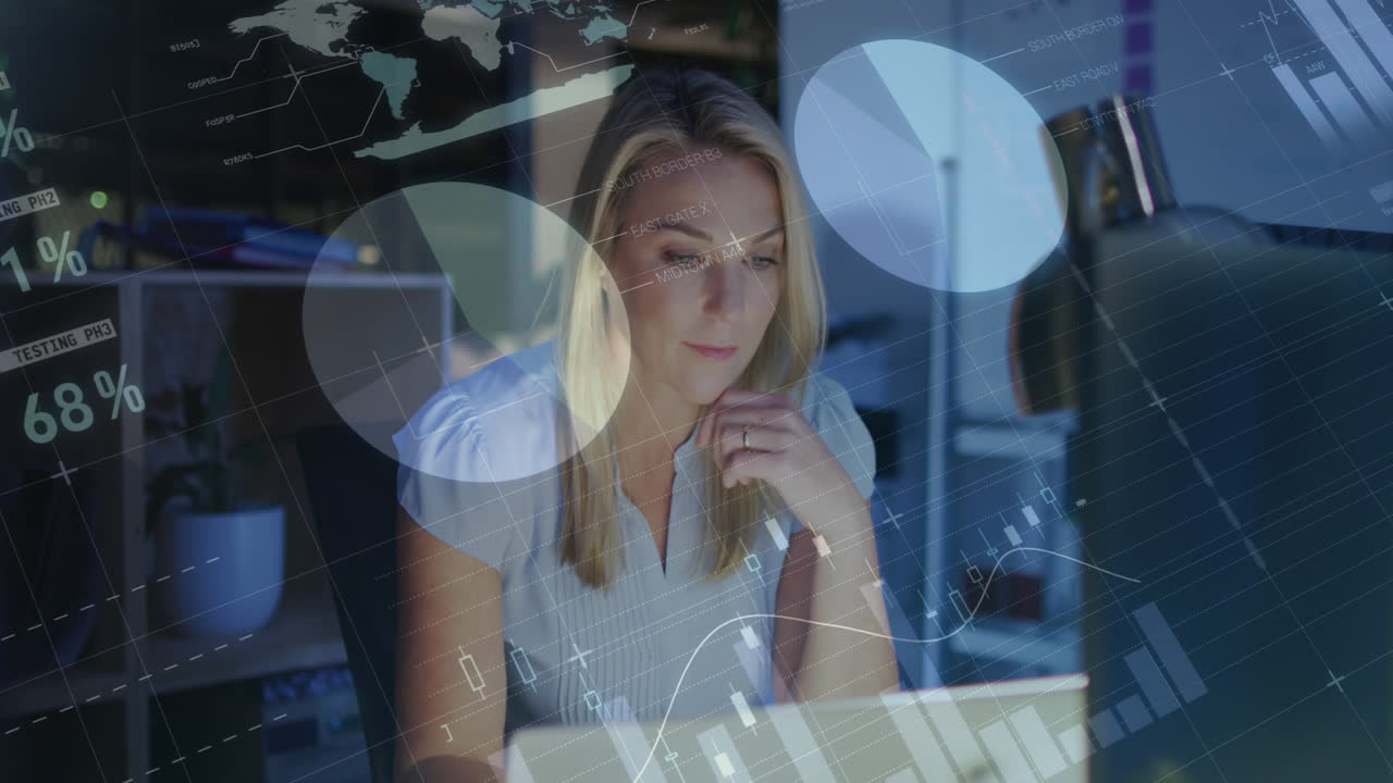 animación del procesamiento de datos sobre una mujer de negocios caucásica que trabaja en la oficina