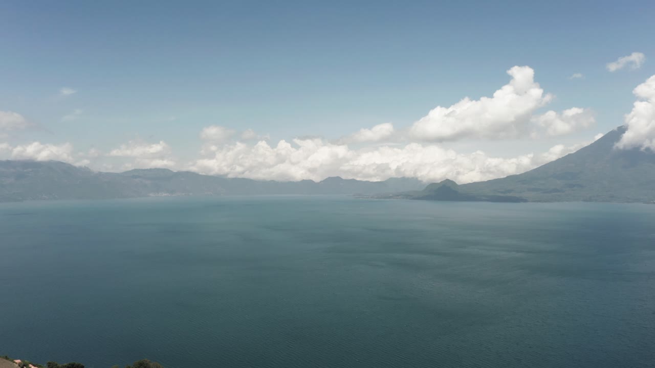 панорамный вид на пейзаж вокруг озера атитлан в гватемале