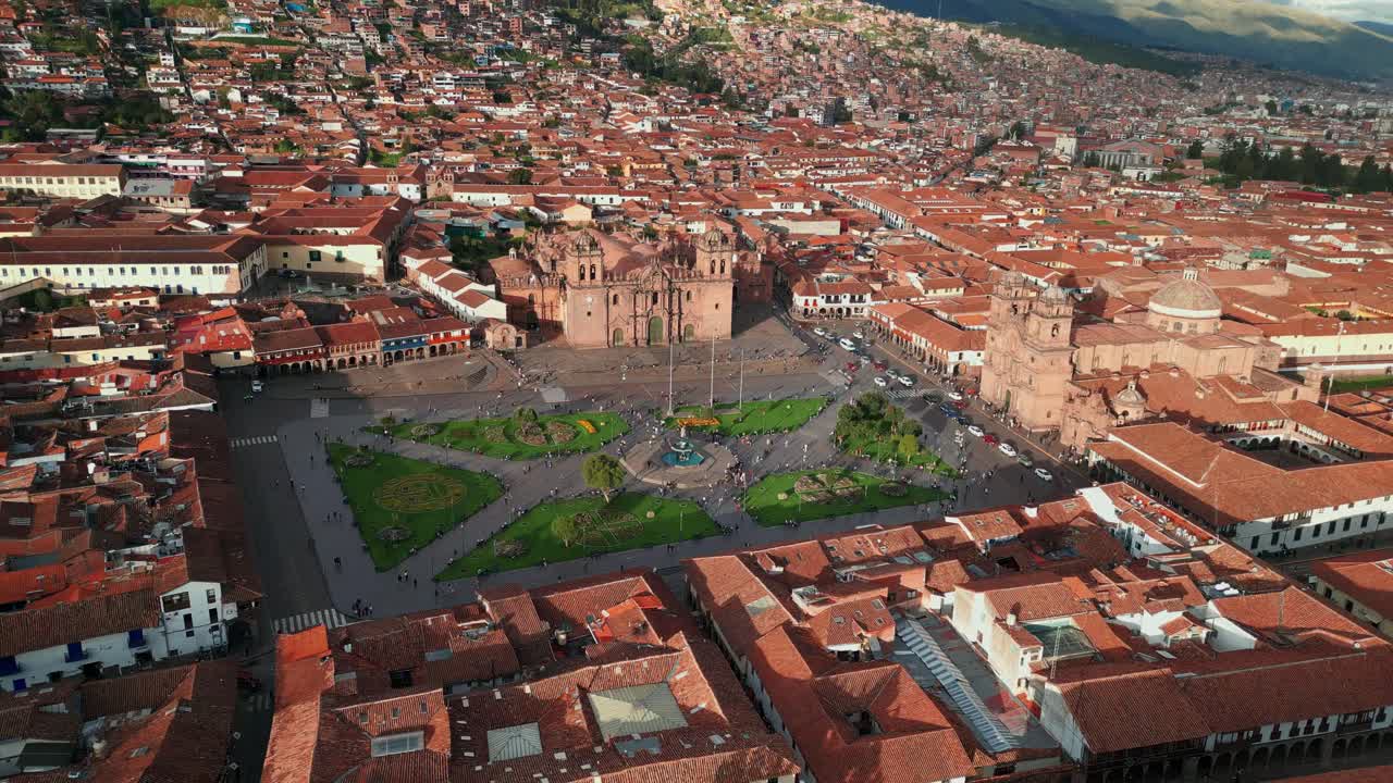 puesta de sol en la plaza principal de cusco en esta vista de drone descendente