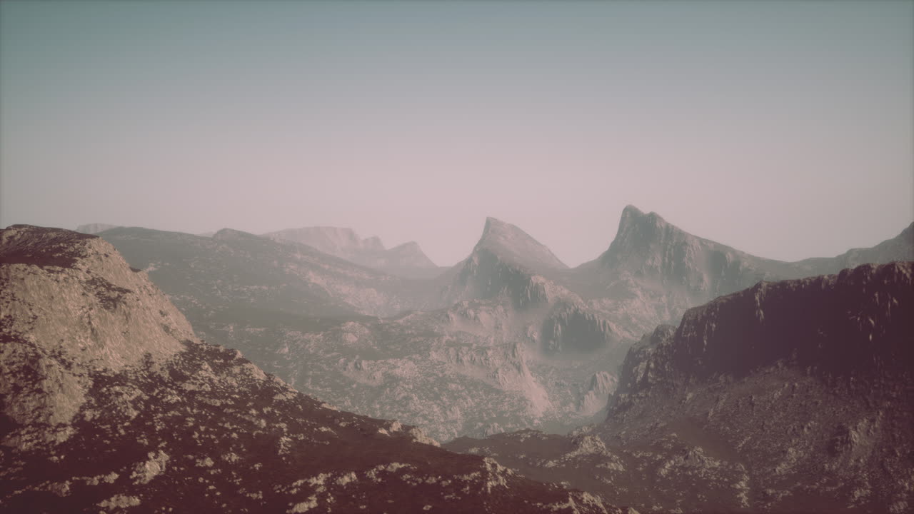 fría tierra de otoño brumosa en sombras coloridas