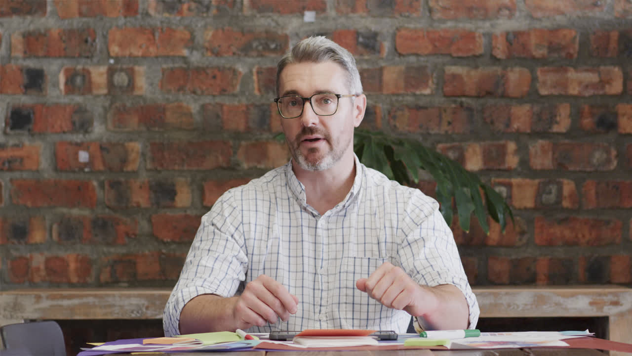 고위 백인 캐주얼 사업가 비디오 통화, 대화, 느린 동작