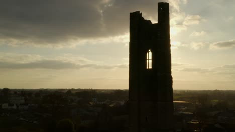 établissant une photo de trim, une petite ville irlandaise