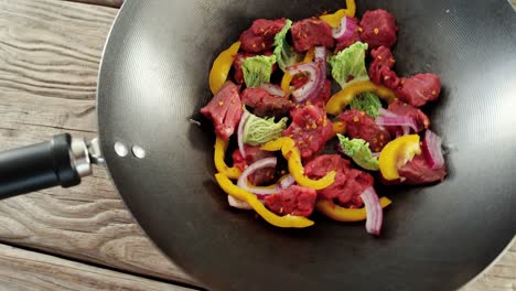 Trozos-De-Carne-Cruda-Marinados-Con-Hierbas-Y-Pimiento-Amarillo