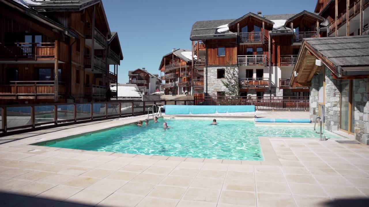 Piscina nell'area esterna del resort di montagna durante l'inverno.