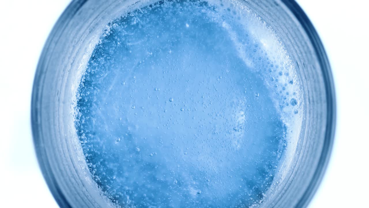 burbujas de oxígeno en el agua sobre un fondo abstracto azul
