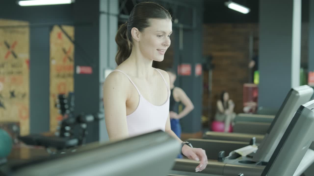 체육관 에서 트레드밀 에서 운동 하는 사람 들