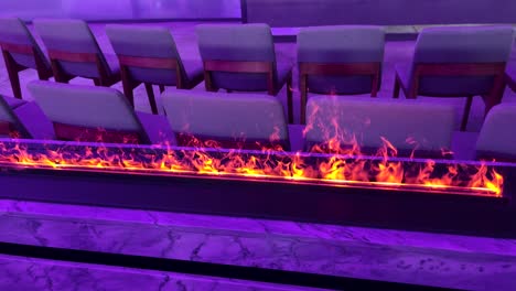 vista estática de una chimenea moderna con llamas dentro de un salón de convenciones