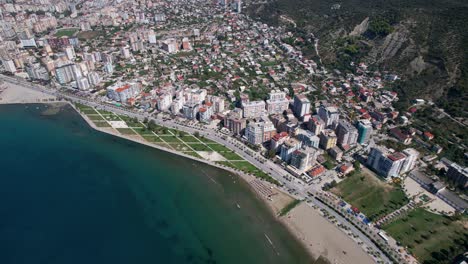 vista aérea de la ciudad costera de vlora: impresionante paseo marítimo y bullicioso puerto a lo largo del azul azul del mar