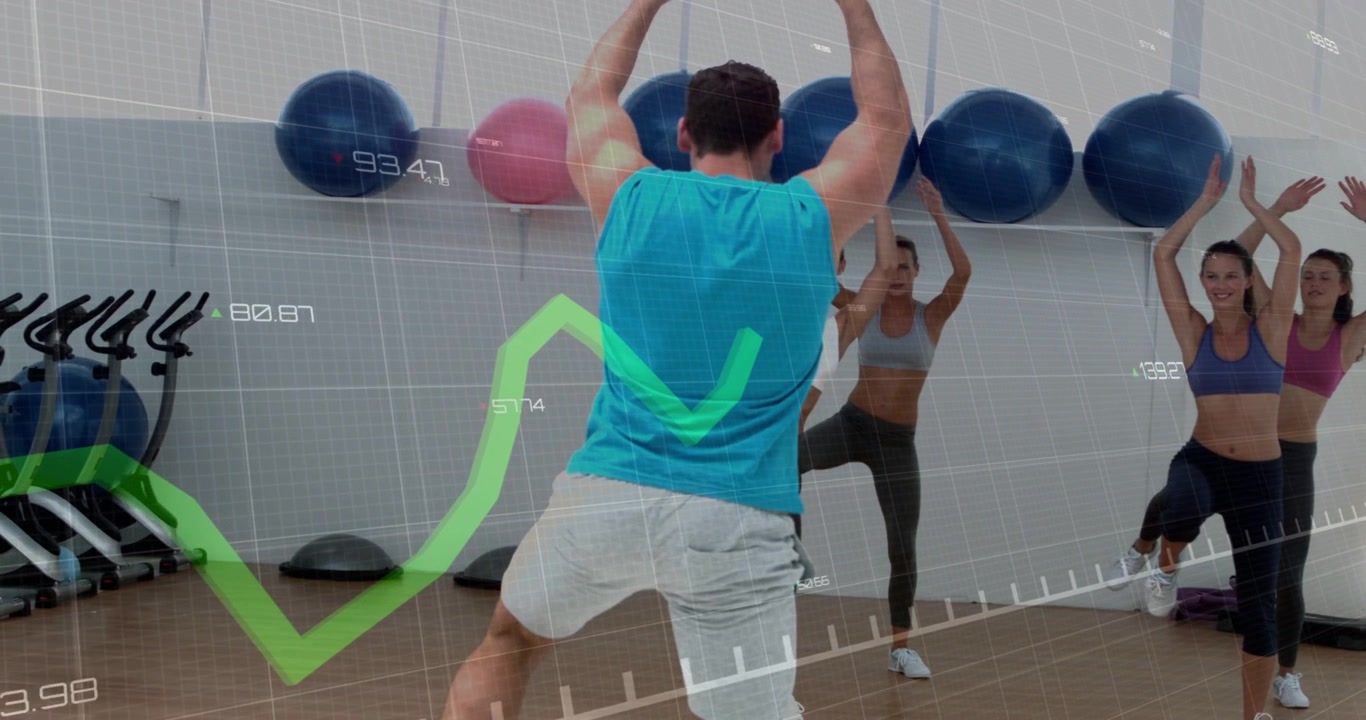 Entrenador masculino indicando levantar la rodilla y saltar mientras el grupo imita en el gimnasio, con una superposición que rastrea el rendimiento.