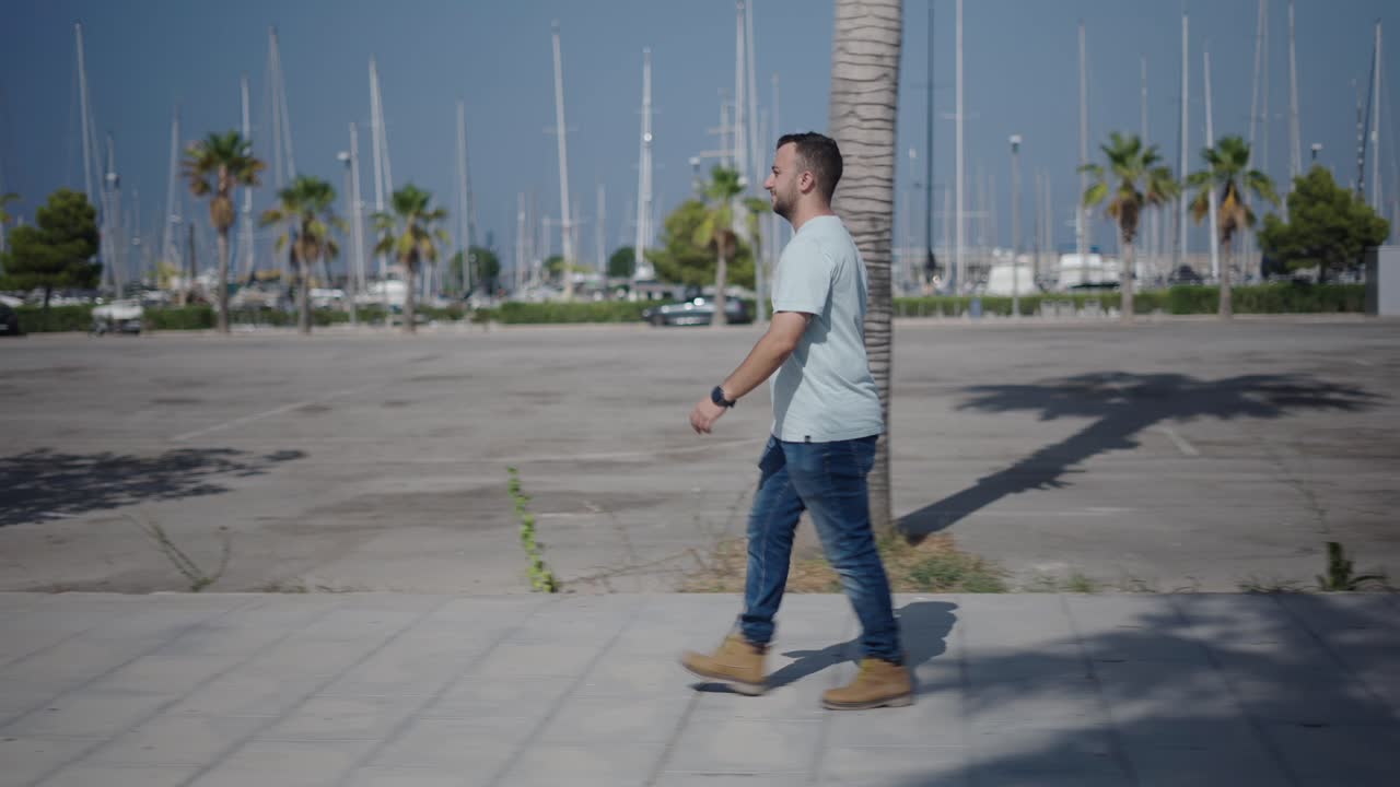 hombre caminando en un parque de la ciudad